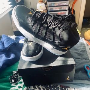 Jordan max aura (gs) black and gold size 6 y